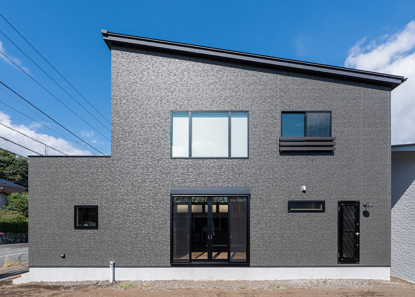 丸宗建設【デザイン住宅、間取り、インテリア】富士山の眺望を望みながら暮らせるように建物を配置し、ブラックでまとめたスタイリッシュな外観
