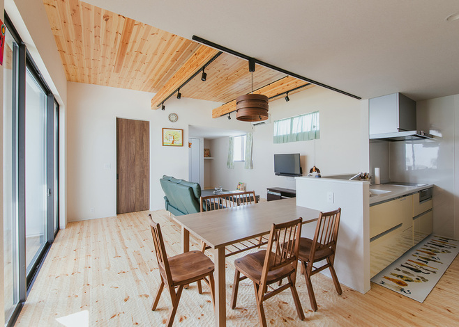 リビング奥は4畳半の客間。畳敷きで、引き戸を開けておけばキッチンから見守れるため、現在は子どもの遊び場としても活用している