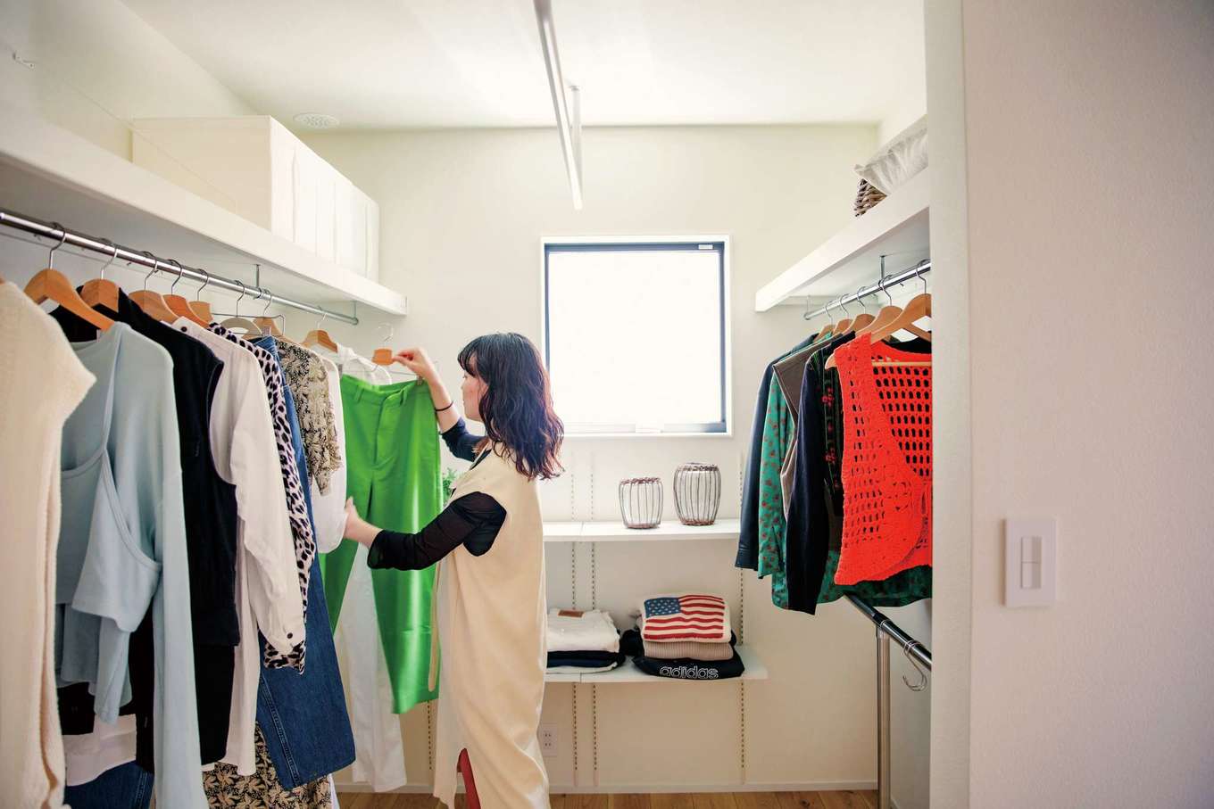 住家 JYUKA【デザイン住宅、間取り、インテリア】寝室内のウォークイン。ランドリールームとファミリークローゼットも近く、洗濯効率をアップ