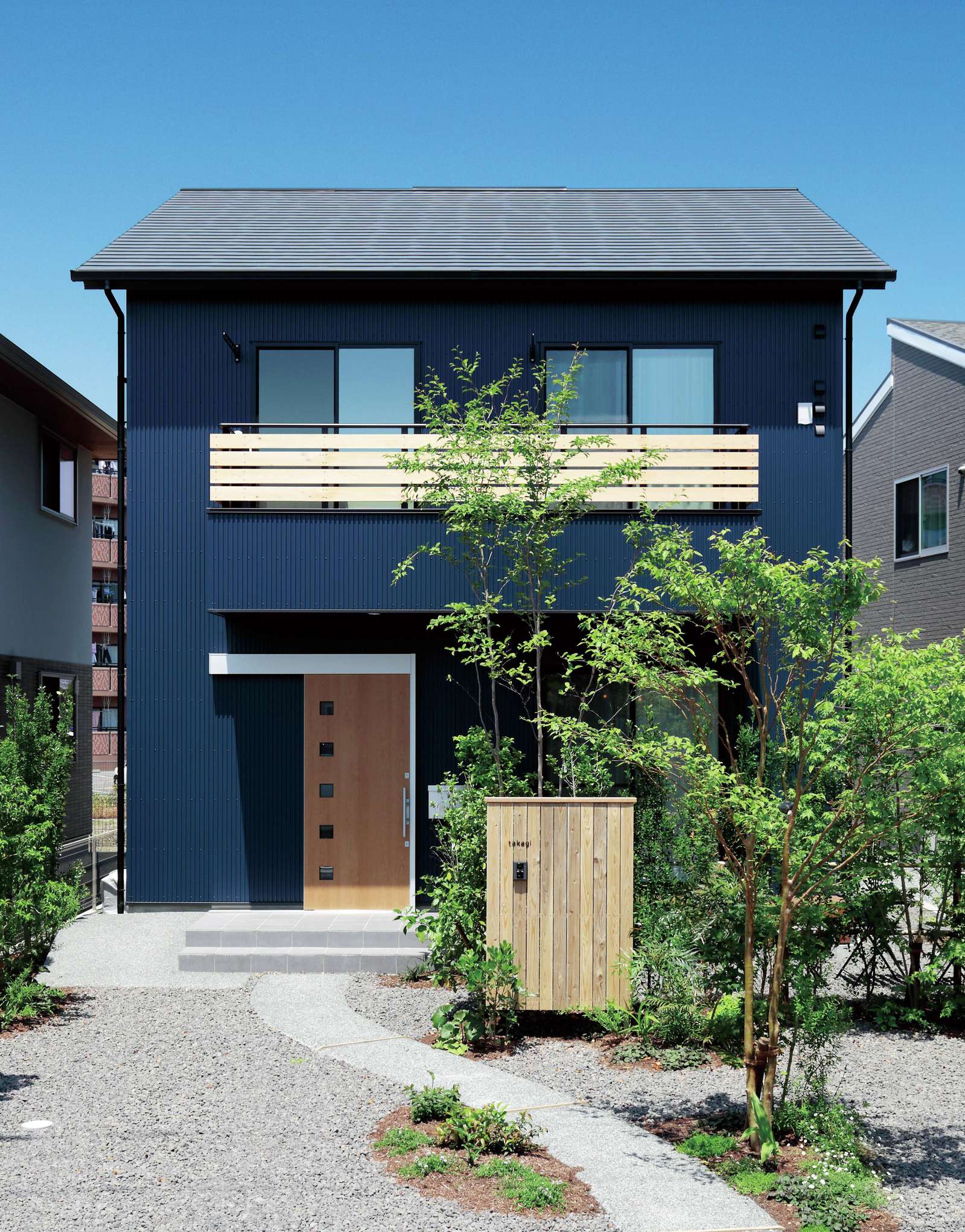 フジモクの家（富士木材）【デザイン住宅、収納力、自然素材】閑静な住宅地にしっくり溶け込んだ和モダンスタイルの外観。ゆるかなカーブを描く石畳のアプローチが家族をあたたかく迎えてくれる