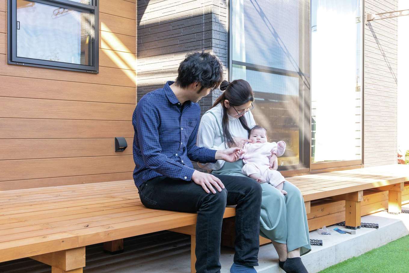 東海ハウス【和風、自然素材、間取り】リビングとフラットにつながるウッドデッキ