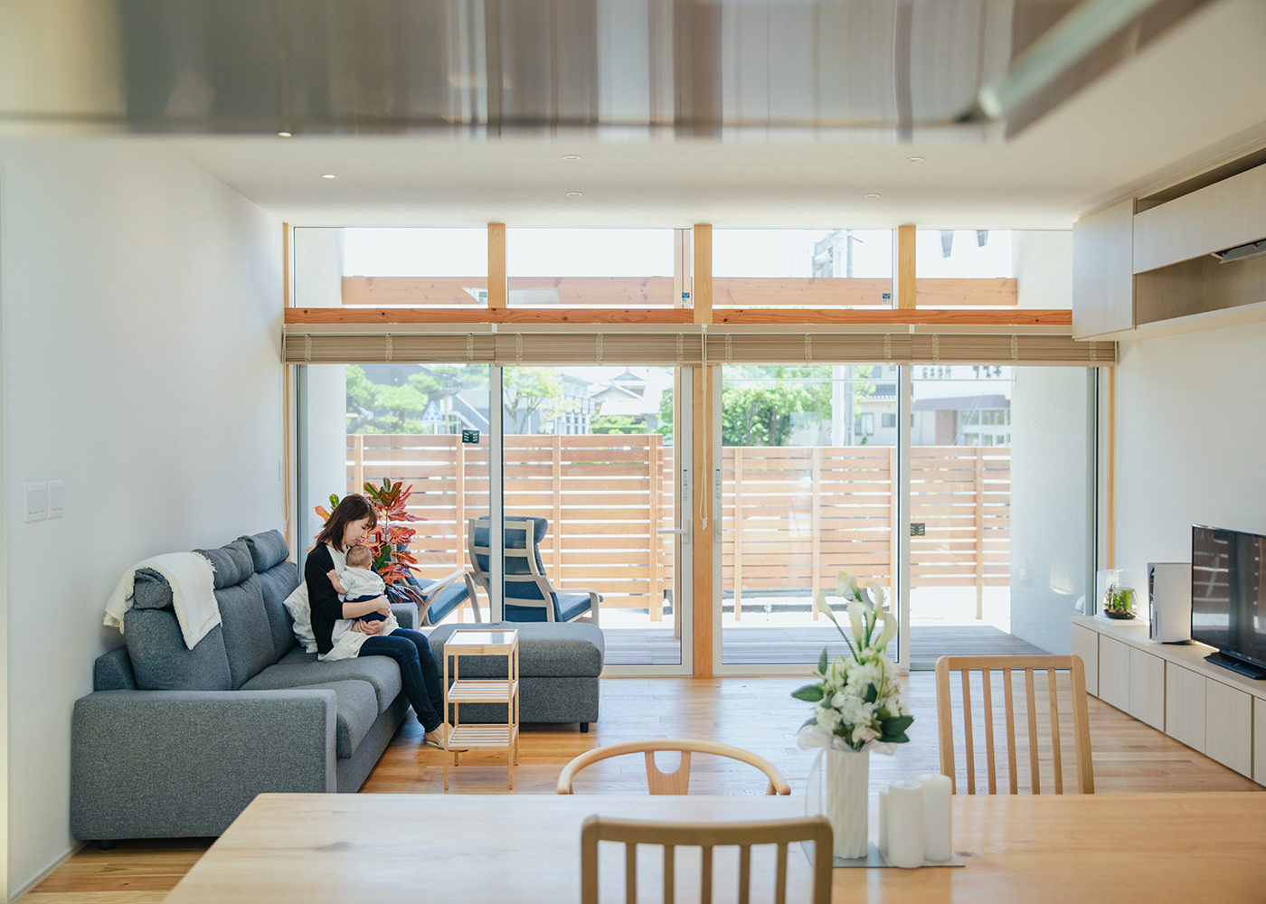 小幡建設【デザイン住宅、収納力、趣味】トリプルサッシで遮音効果もバッチリ。明るいリビングダイニング