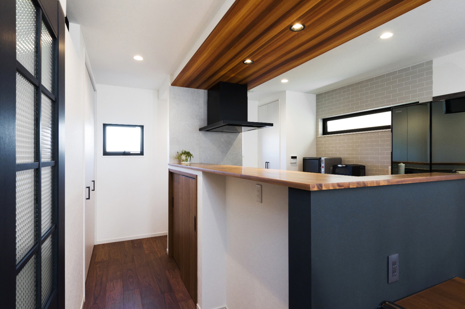 ナイスホーム｜夫婦のワークスペースとして活用されているカウンター。スツールを置いて、バーのように家飲みも楽しめる空間にしたいという思いも込められている