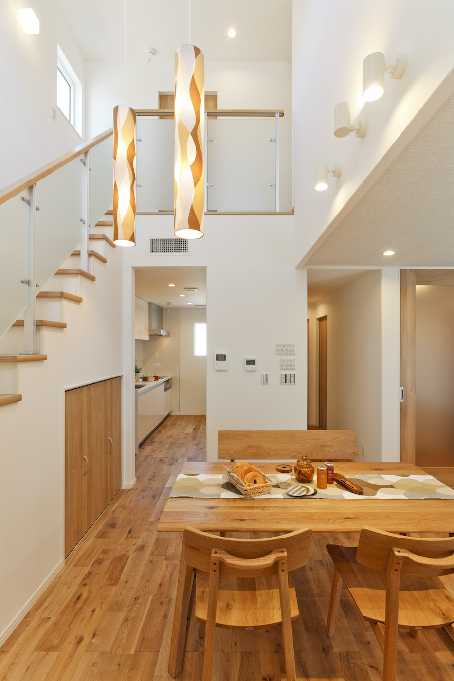 イデキョウホーム【デザイン住宅、省エネ、間取り】キッチンはダイニングから直線でつながる。物が増えがちなキッチンを隠すことで、いつでも片付いた印象に