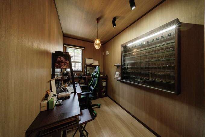 鉱石コレクションが趣味のご主人のための部屋には、照明にもこだわった造作のコレクション棚が。できることは全部叶えたい、という『ハートホーム』の想いが、Sさんの夢を実現した