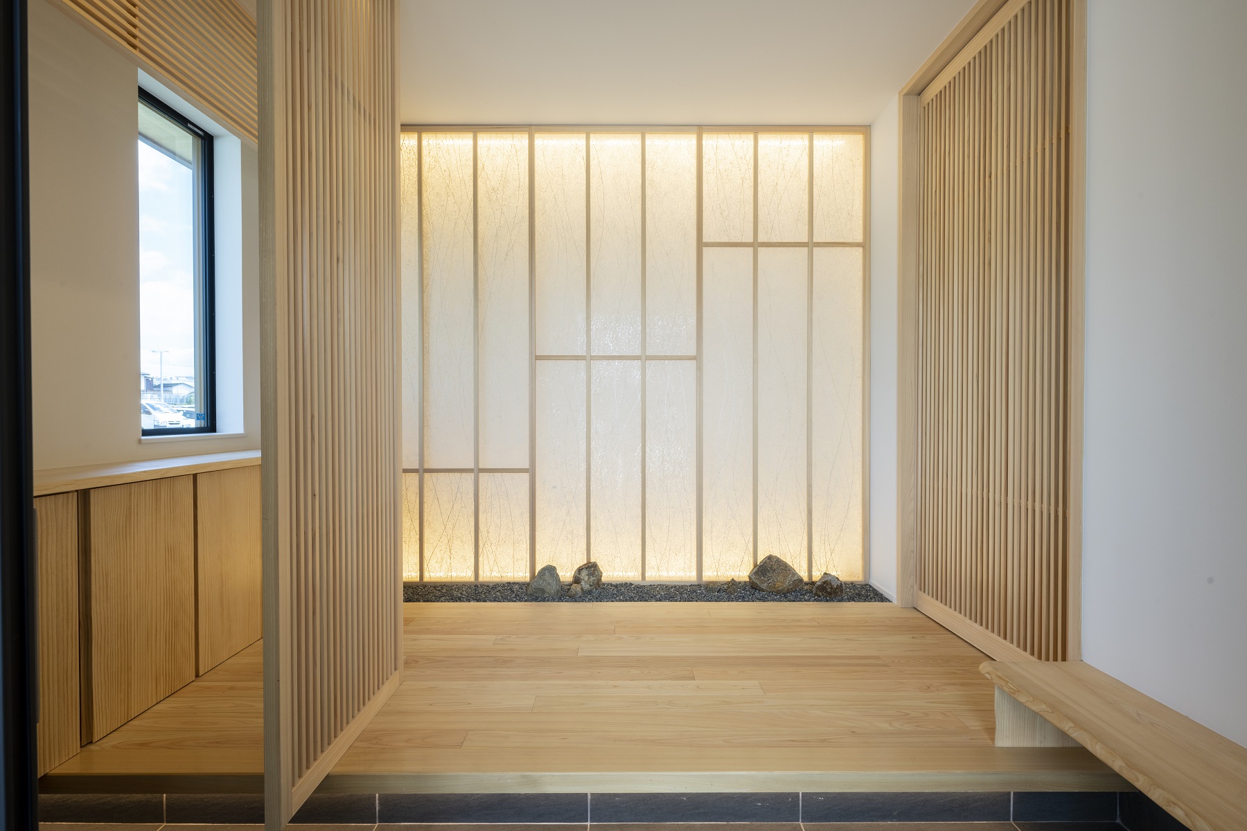 日本ハウスホールディングス 岐阜｜和の要素を取り入れた玄関ホール。自然光が差し込み、暖かみのあるデザインが特徴的である。