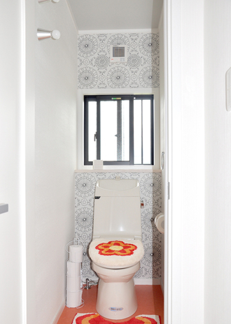 奥さまお気に入りの空間。背面の壁にアクセントでかわいい柄のクロスを使用