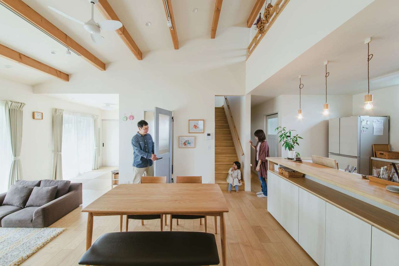 しんせつハウス【デザイン住宅、間取り、平屋】勾配天井のLDKは化粧梁がアクセント。キッチンの前には収納カウンターを造作