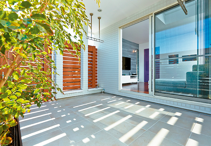 格子で囲まれているので、プライバシーを確保しつつ、風が通り抜けて洗濯物もスッキリ乾く。駐車場からも直結しており、雨にも濡れないのがうれしい。プールやBBQも楽しめそう