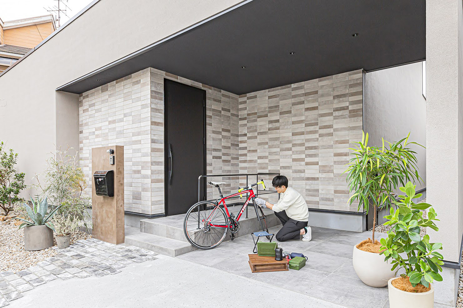 ARRCH アーチ【浜松市中央区笠井町206-5・モデルハウス】玄関前には屋根付きの車寄せが設けてあるため、雨降りの日に荷物を降ろしたり、小さな子どもを乗り降りさせたりするのに便利。バイクガレージや自転車置き場としても利用できる