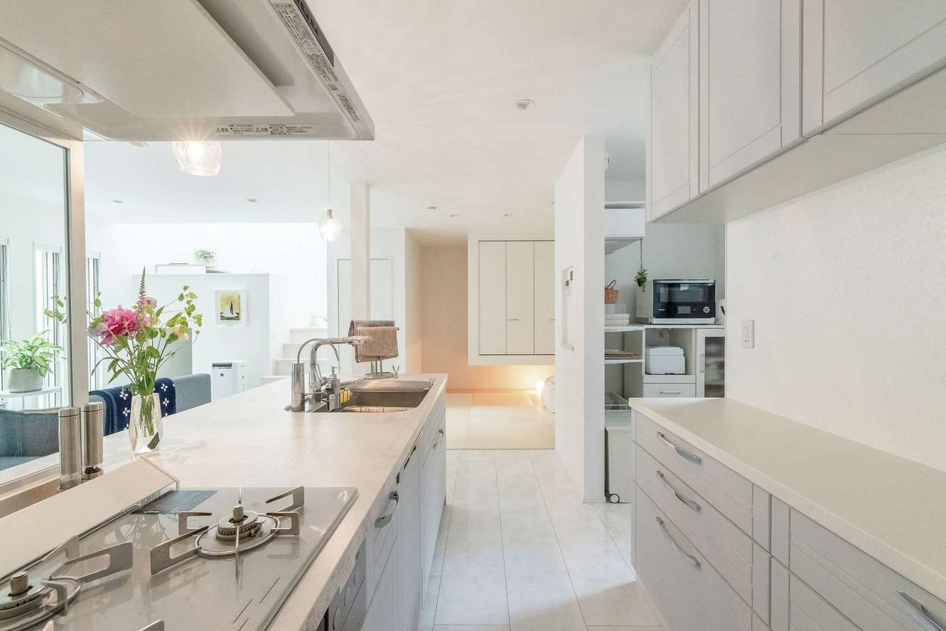 HAPPY HOUSE（山田工務店）【デザイン住宅、間取り、インテリア】キッチンや収納は空間の統一感を意識して選んだ。天板はモデルハウスで気に入ったセラミック製