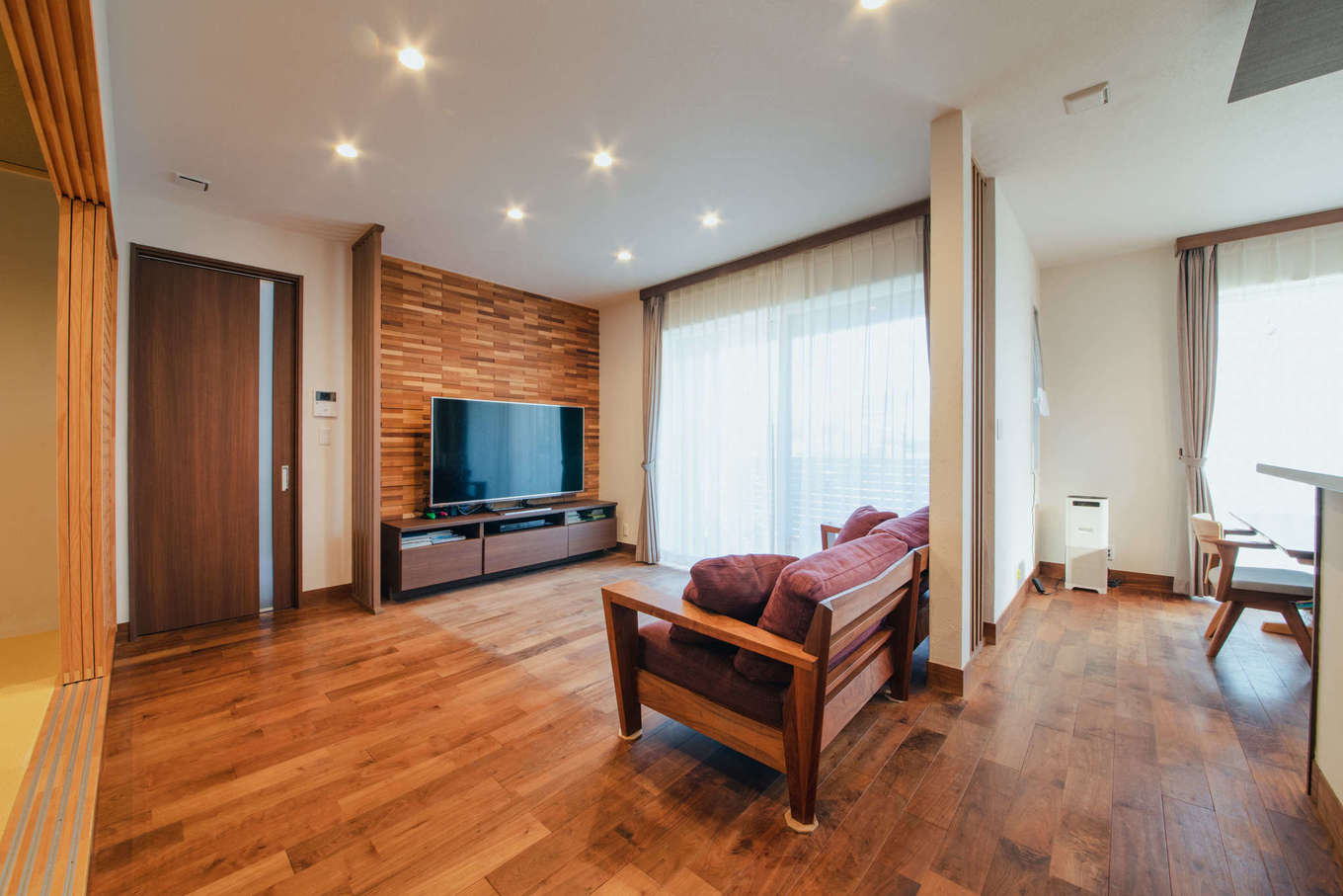 エフエフ住宅【子育て、和風、自然素材】ダイニングはキッチンと横並びにしたことで、コミュニケーションも取りやすい