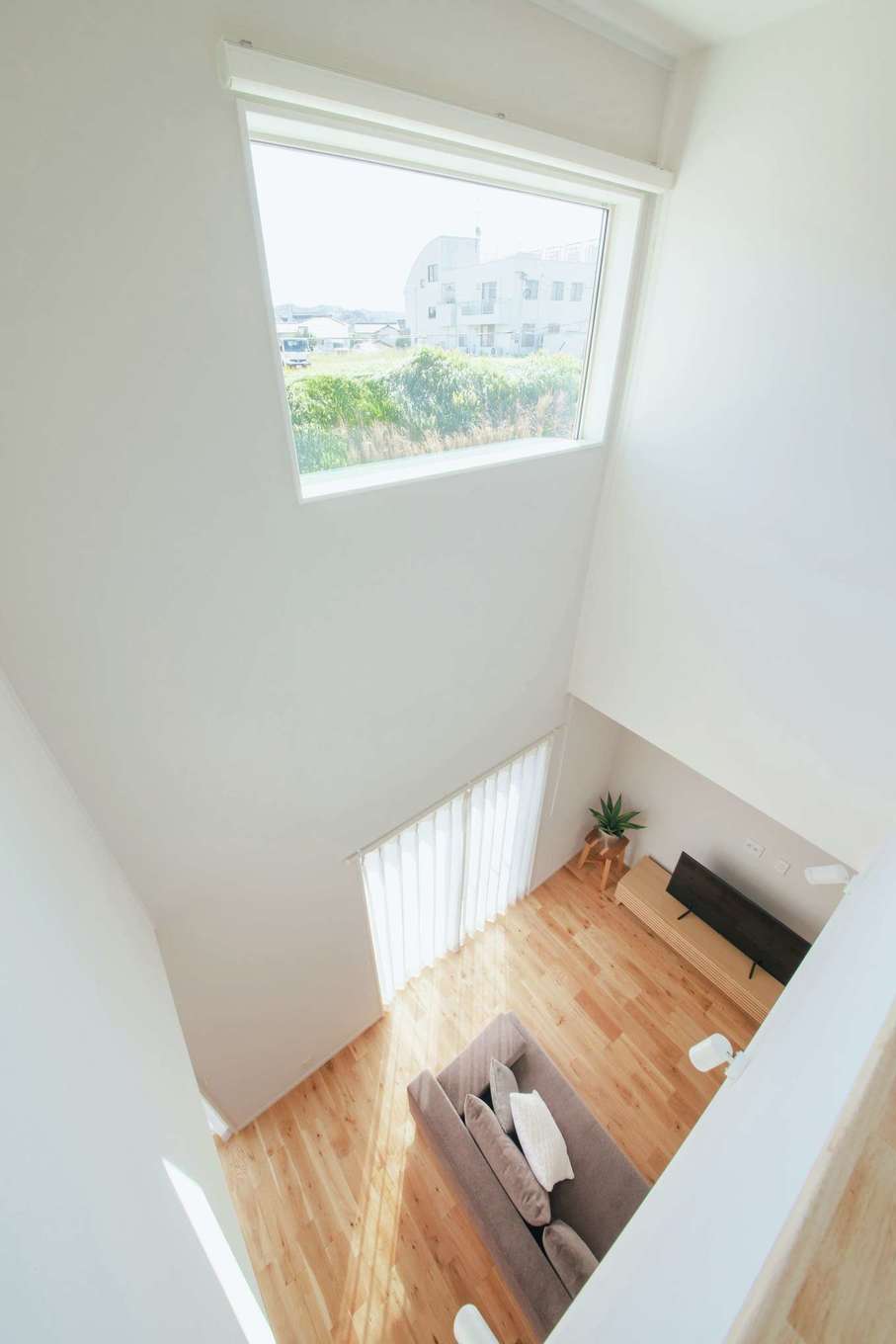 ほっと住まいる【自然素材、間取り、インテリア】2階ホールから見下ろすリビング