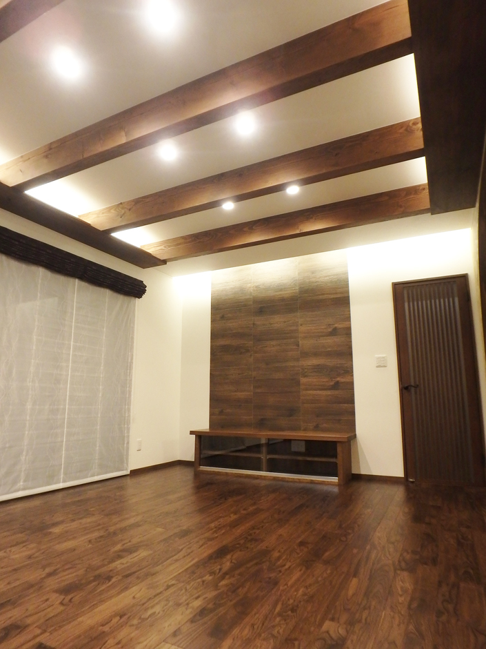 TDホーム静岡西 ウエストンホームズ【和風、自然素材、間取り】存在感のある梁を間接照明が照らす。家族の集うリビングはくつろぎと団らんを楽しめる理想の空間だ