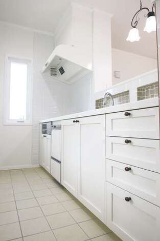 デザインと品質を兼ね備えた「セルコ」オリジナルのメリットキッチン。シンク前のタイル貼り棚が便利