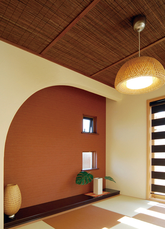 壁面のカーブが特徴的な和モダンな和室は、壁と畳の色調を合わせて統 一感を出している。急な来客や、ゆっくりとくつろぎたい気分の時に重宝しそうだ
