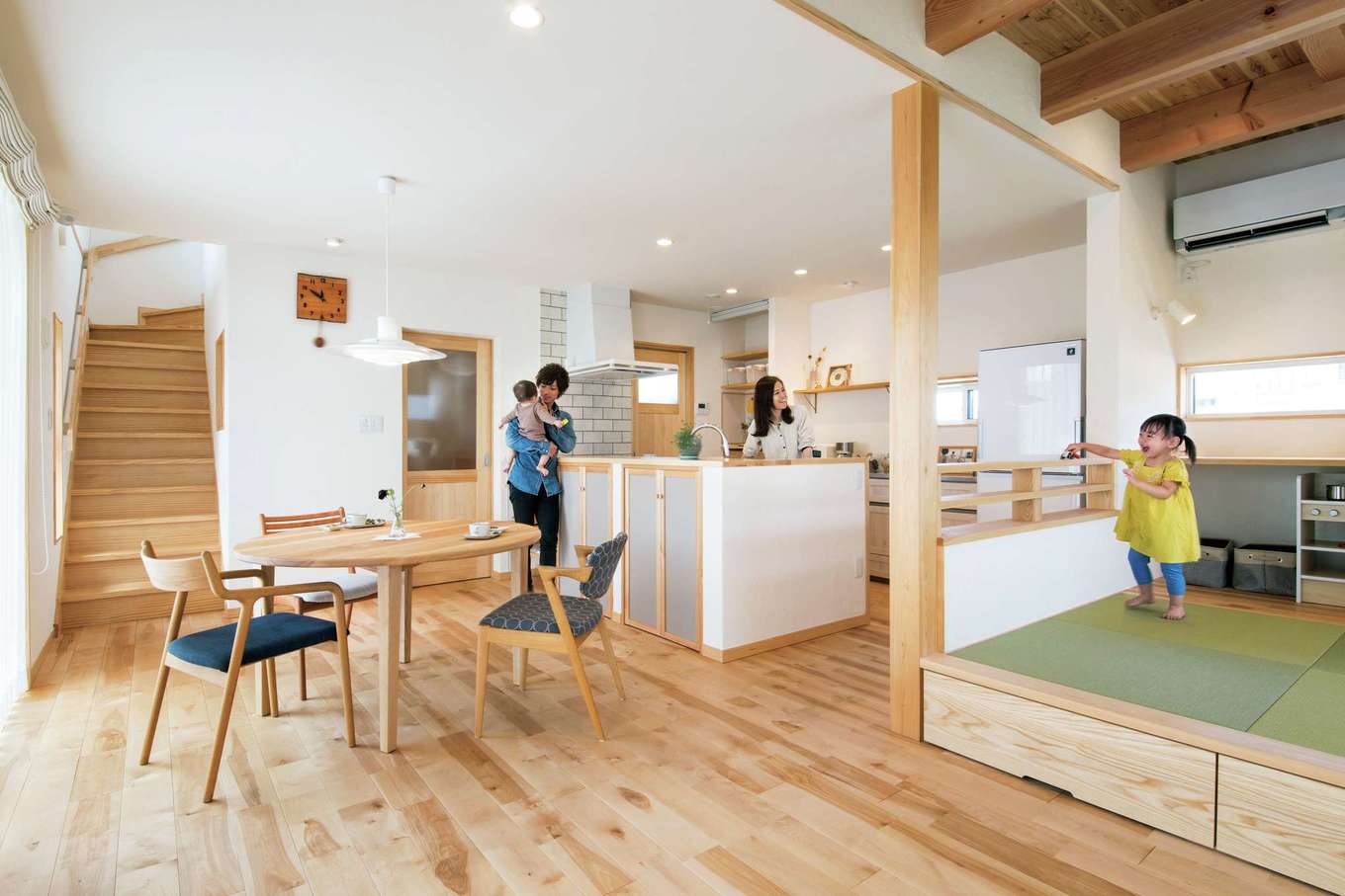 アンシンハウズ【豊田市高丘新町上平地116-6・モデルハウス】広々としたリビングには畳スベースも