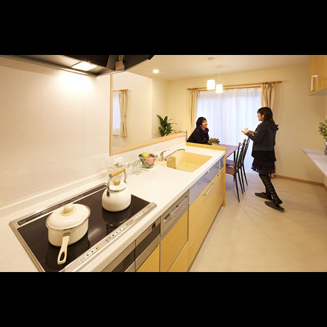 奥様の好きな黄色を取り入れたキッチン。明るくなって料理もおいしく見える