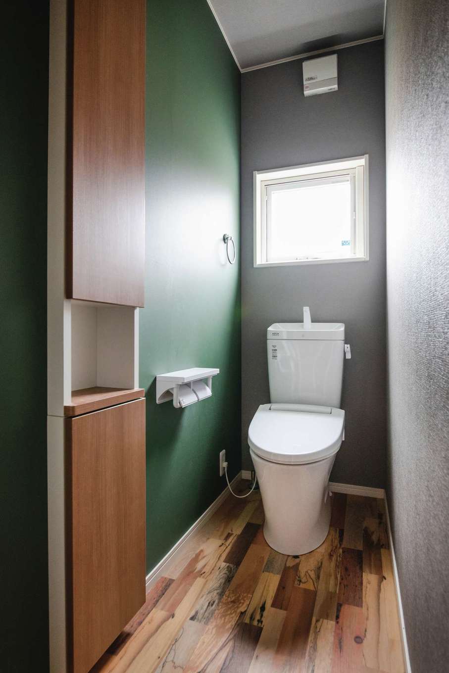 子育て安心住宅 Design Craft Office【デザイン住宅、子育て、狭小住宅】2階のトイレはご主人がコーディネート