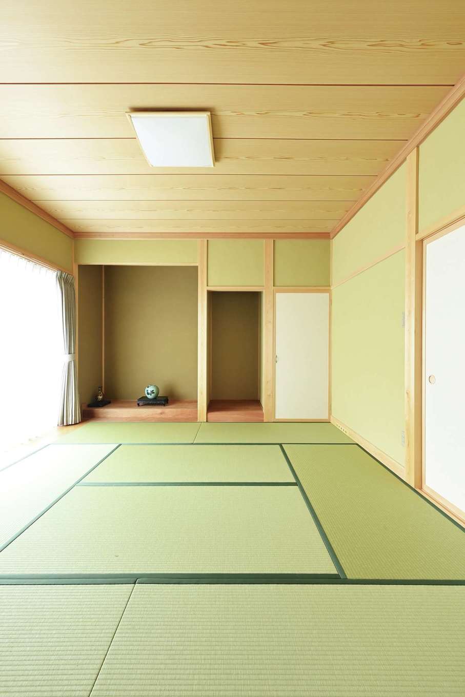 まちの大工さん 鈴木工務店【和風、省エネ、間取り】落し掛けを「刃掛け」納まりにし、床の間を軽快に見せている