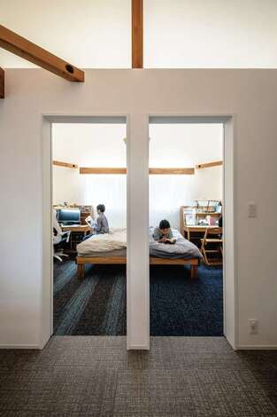 ainoa.life くらはし建築｜隣り合わせの子ども部屋。カーペットは自分の好きな柄をセレクト