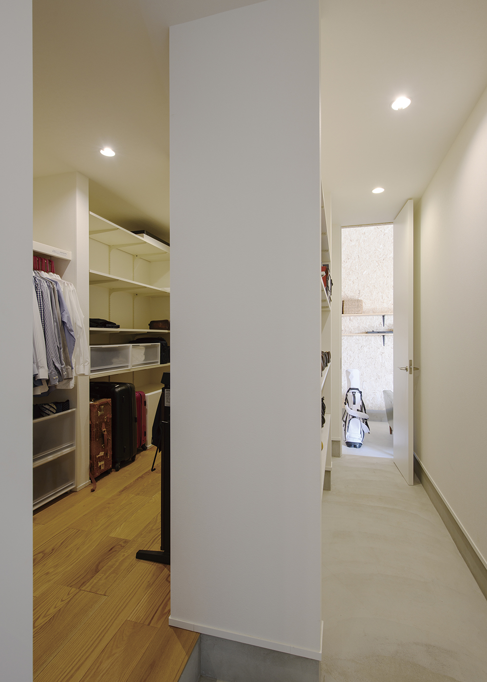 アイ工務店【デザイン住宅、平屋、ガレージ】玄関横のシューズクロークとウォークインクローゼットは、ガレージやLDKにつながっている
