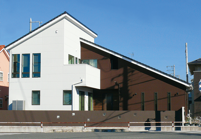 白とブラウンのツートンカラーが美しい外観に、信号待ちの車も思わず視線を投げかける