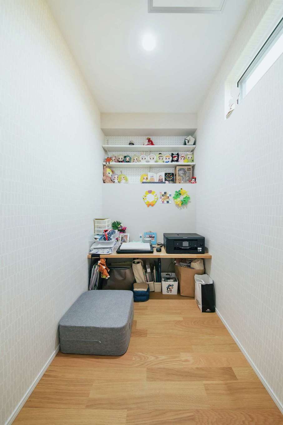 子育て安心住宅 Design Craft Office【デザイン住宅、収納力、間取り】隠し扉の奥に設けた書斎コーナーには、奥さまのお気に入りの人形をディスプレイする棚が設けてある。カウンターも設けてあり、パソコンやゲーム、読書など、家族が誰でも利用可能