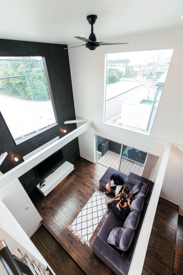 リゾートのような非日常を演出するのは、リビングの大きな吹き抜け。大きな窓からは明るい光が射し込み、家族が集まる休日は癒しの空間に