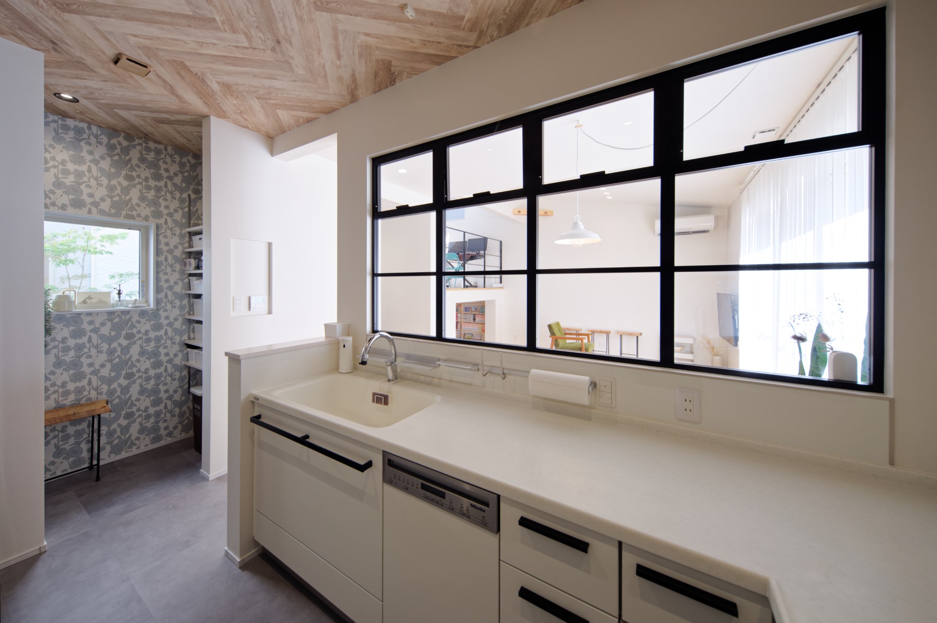 アサヒグローバルホーム｜海外のお家をお手本にしたキッチンは、花柄や木目柄のクロスでちょっとだけ可愛らしい雰囲気に。床には水や油がはねてもお手入れしやすいフロアタイルを採用した。