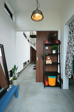 玄関から土間はフラットに続く