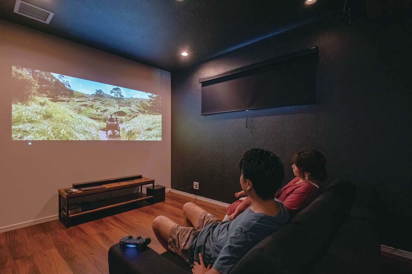 イデキョウホーム【趣味、屋上バルコニー、インテリア】１階にあるシアタールームの広さは約３畳。100インチの大画面は圧巻。音響にもこだわった