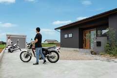 敷地内にバイクガレージを用意し、夫妻のバイク2台を格納。玄関先でバイクの手入れをすることも