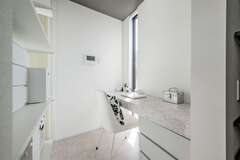 白で統一した家事室