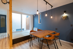 中庭から光が差し込み、明るいリビングに。