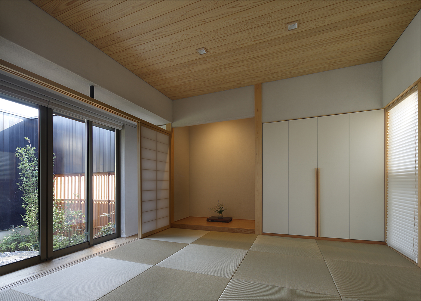 丸昇彦坂建設【デザイン住宅、自然素材、建築家】和モダンを建物内部からも感じることができる本格和室。窓から見える中庭がその雰囲気に拍車をかける