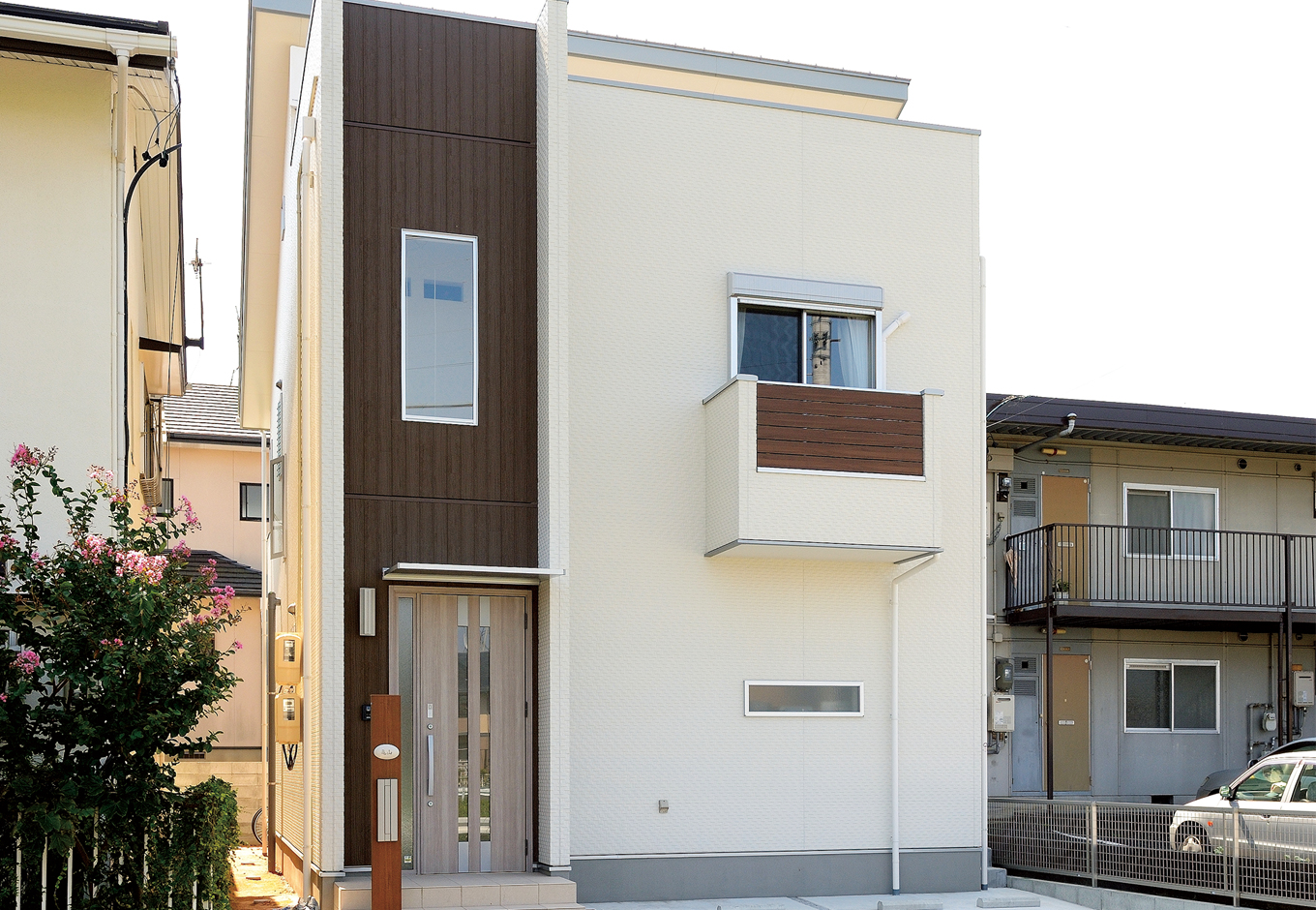 絆家（きずなや）【1000万円台、デザイン住宅、省エネ】白×茶の組み合わせがモダンな外観。バルコニーもデザインの一部に