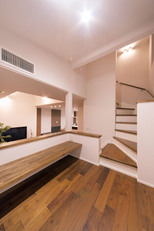 中2階のホビースペースは、子どもたちが宿題をしたり、ご主人がPCをしたりと多目的に活用。キッチンに立つ奥さまとちょうど同じ目線になり、コミュニケーションを取りやすい。下部は大容量の収納スペース