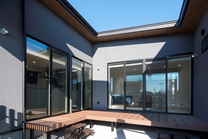 リビング、ダイニング、主寝室からアクセスできる中庭は、外からの視線を遮りつつ、BBQやプール遊びなどを楽しめるアウトドアリビングとして楽しめる。上空から全室に光が届くため、平屋のウィークポイントである北面まで明るくなる