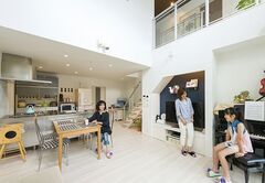 光と風にあふれる空間を希望したところ、大きな吹き抜けが提案された。風を採り入れる設計と、高い気密＆断熱性能により、夏の光熱費も予想以上に抑えられたそう。階段下も巧みに使い、スッキリに貢献