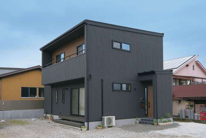 黒いキューブ型のスタイリッシュな外観が目を引く