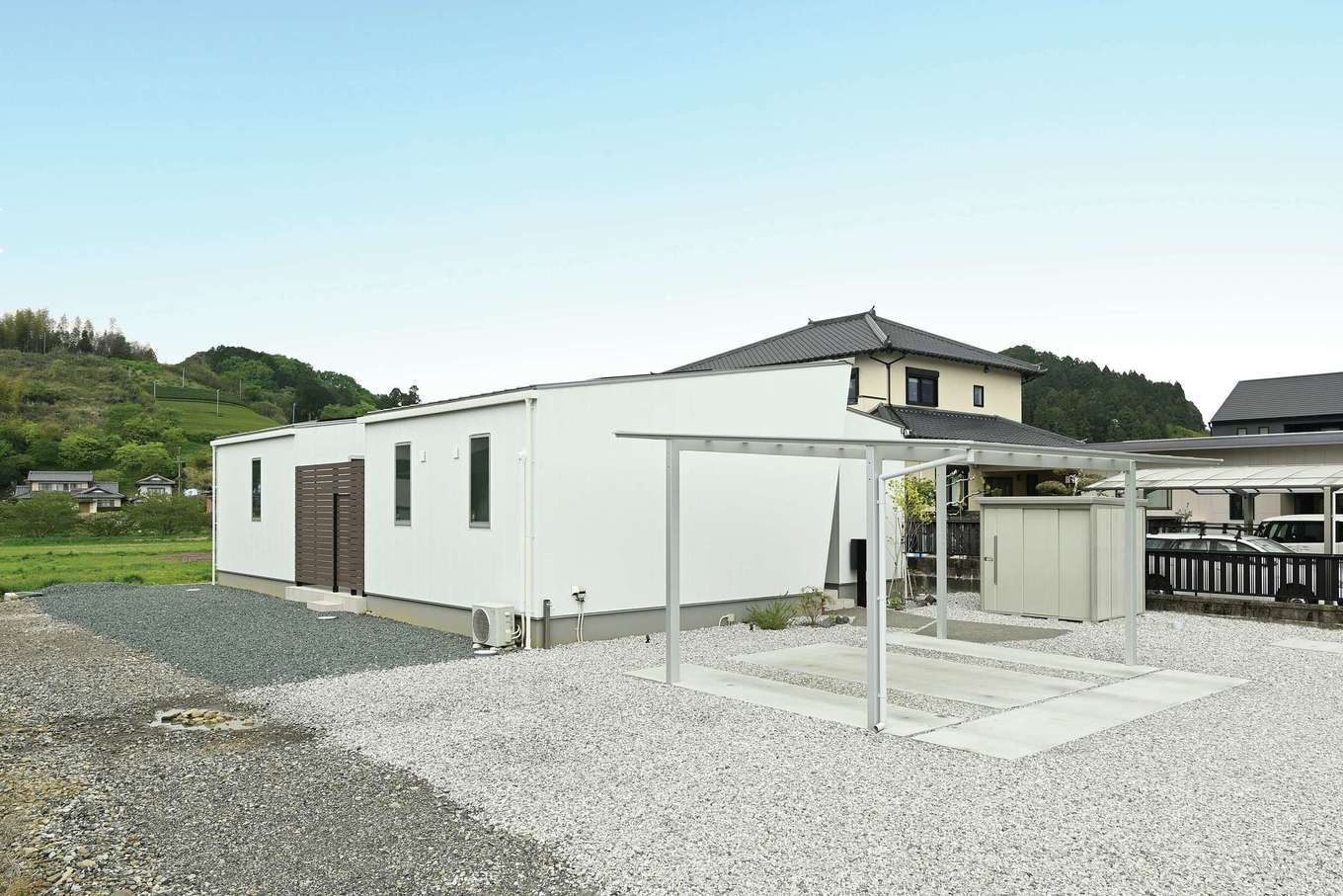 REIWA HOUSE（令和ハウス）【デザイン住宅、省エネ、間取り】南側から見た平屋の外観。中央の格子部分が中庭にあたる