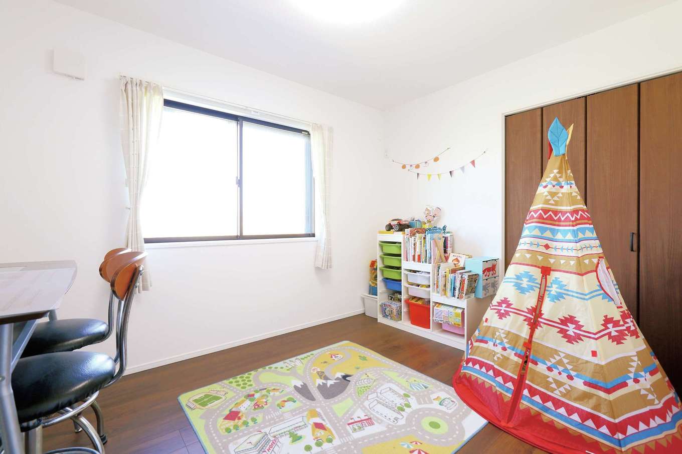 丸昇彦坂建設【デザイン住宅、趣味、インテリア】東側に配置した日当たり抜群の子ども部屋