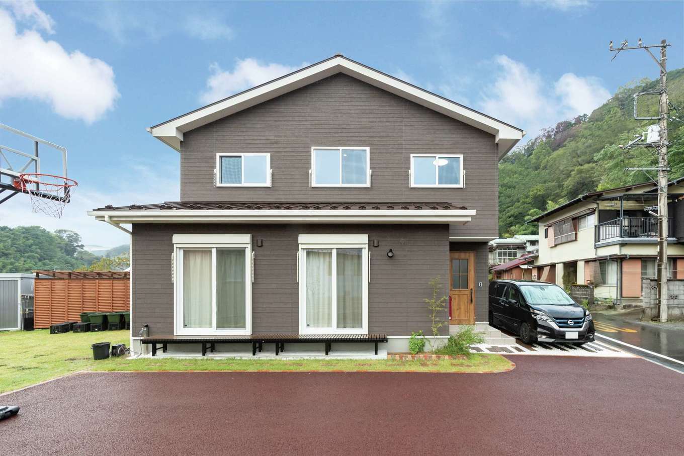 臼幸産業【デザイン住宅、子育て、間取り】ベランダのない、シンプルなデザインの外観は、すっきりしたフォルムが目を引く。高さ140センチ以下の小屋裏は普段使わない季節品の収納として役立つ