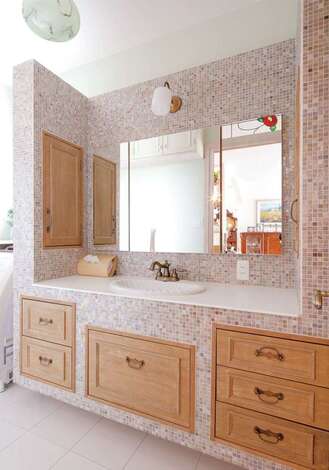 小さめのタイルが上品な造作洗面台。収納を自由に作れるのもオリジナルならでは