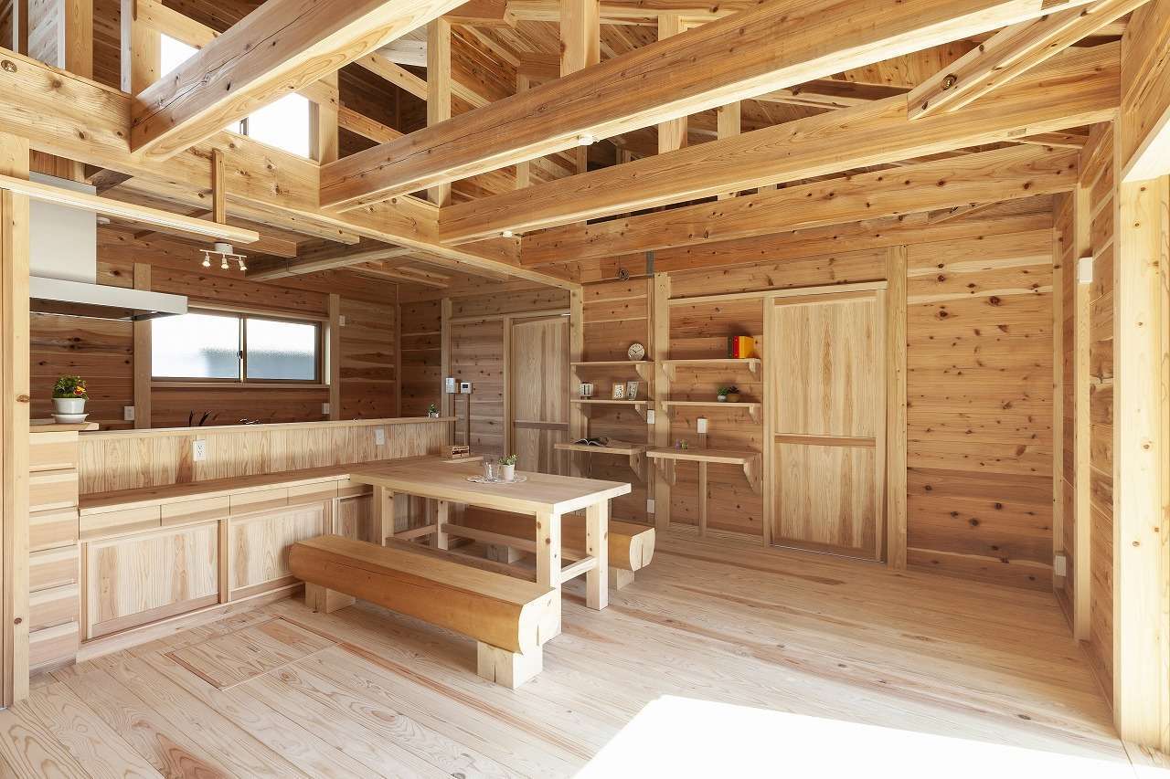 明城【1000万円台、自然素材、平屋】国産無垢材のやさしい香りと質感に癒さやれるLDK。調湿性にすぐれた土壁もたっぷり使用しているので、ジメジメ感がまったくない。勾配天井の吹抜けのリビングは、ワンフロアの平屋とは思えない開放感がある
