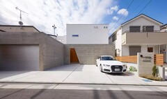 間口が広くプライバシーも確保しやすく、将来的にも環境変化の心配が少ない、住宅建築にはもってこいの土地でした。そんな土地だからできる、幅をしっかり活かしたシンプルな中にも素材の変化や贅沢なファサードで、存在感たっぷりの邸宅デザインが実現しました。