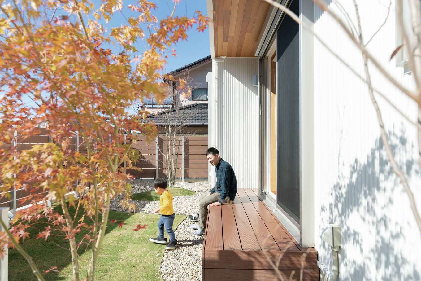 仲田工務店【自然素材、省エネ、間取り】秋は縁台に座って紅葉も楽しめる。庭木はヤマボウシ、ヒメシャラ、イロハモミジなど1本1本選び、窓からの眺めも考えて植樹した