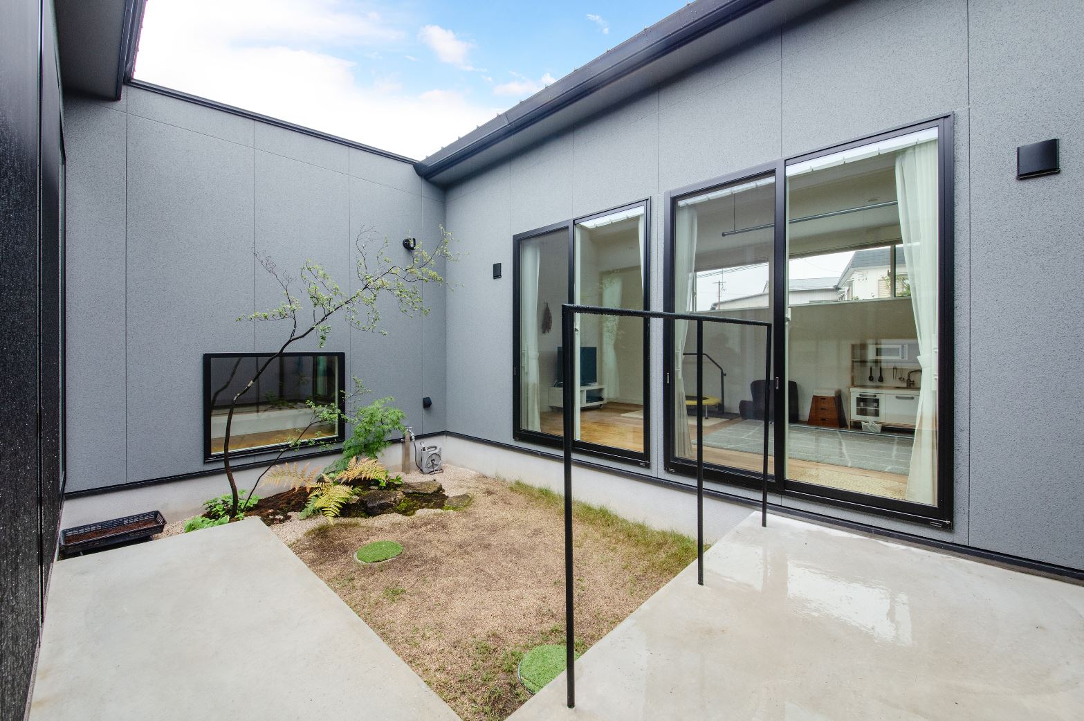 S.CONNECT（エスコネクト）【デザイン住宅、間取り、平屋】「ロの字」型の間取りにすることで、リビングにいても、家事をしている時も、顔を上げれば中庭が見える