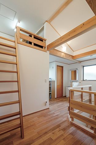 2階には3つの洋室を用意。ホール部分にロフトを設け、荷物の保管場所として活用している